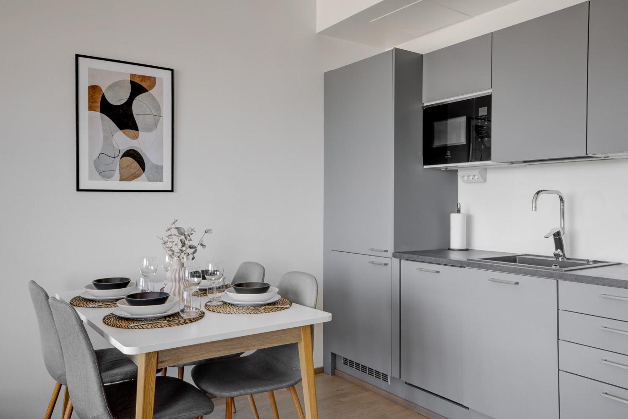 Modern And Stylish 1br With Balcony And View *